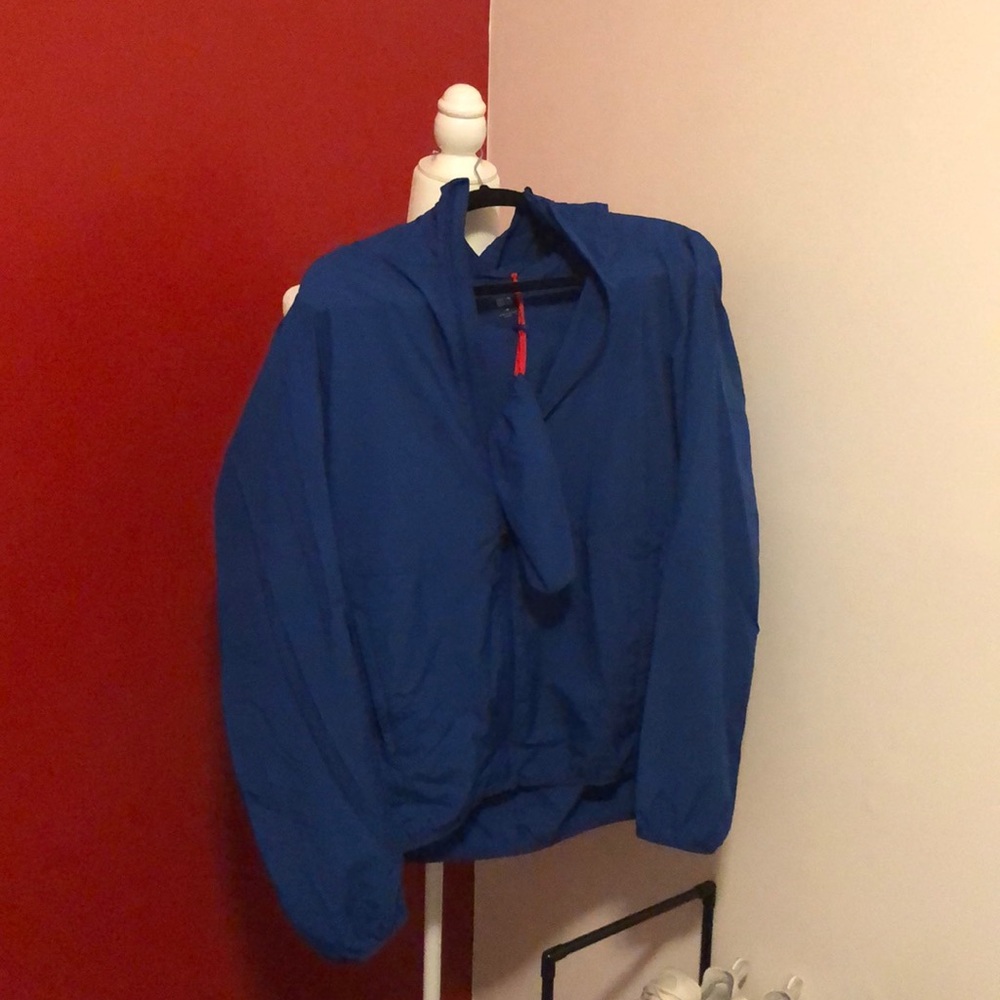 Uniqlo men’s packable wind breaker, barely worn!